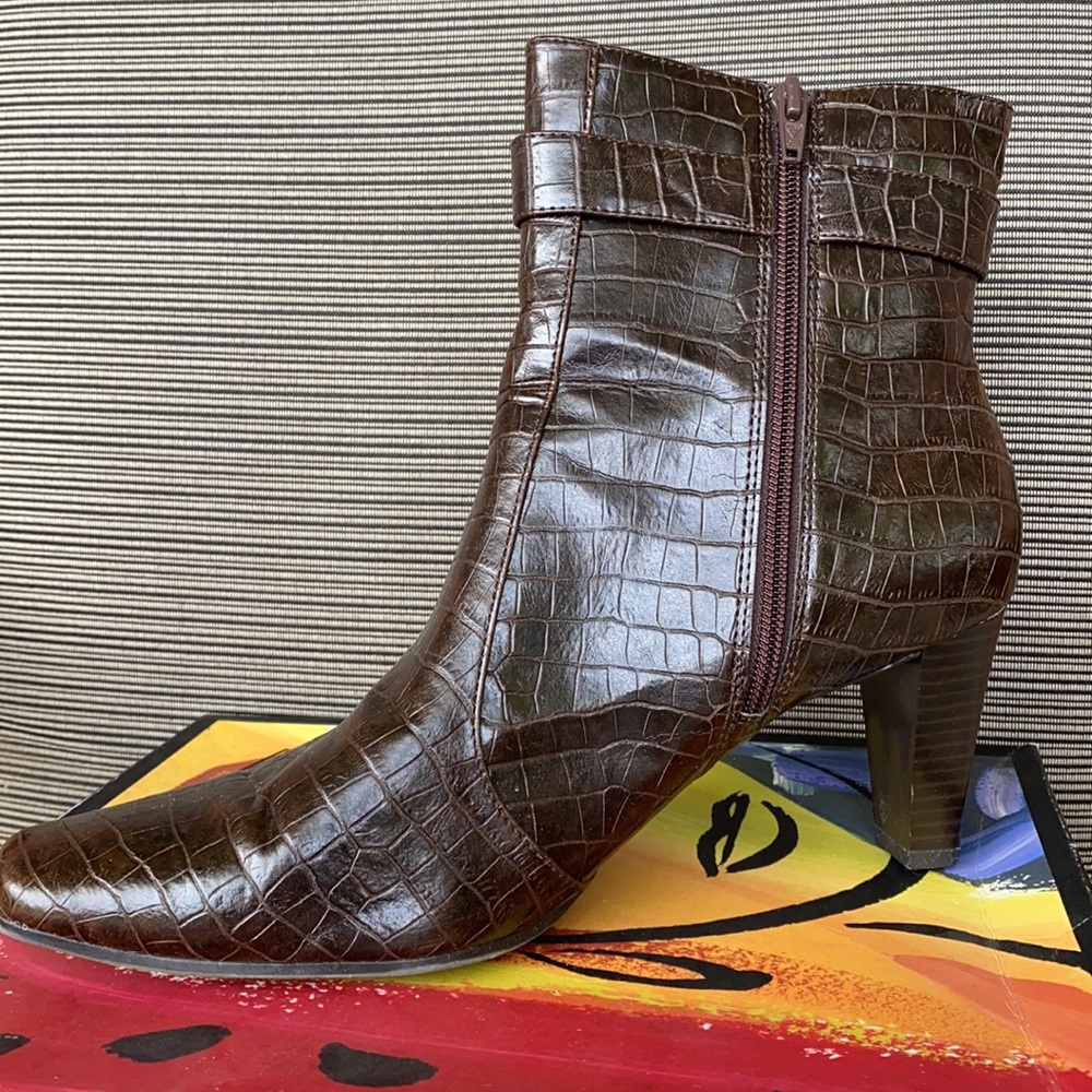 Women’s short boot. - Picture 2 of 6
